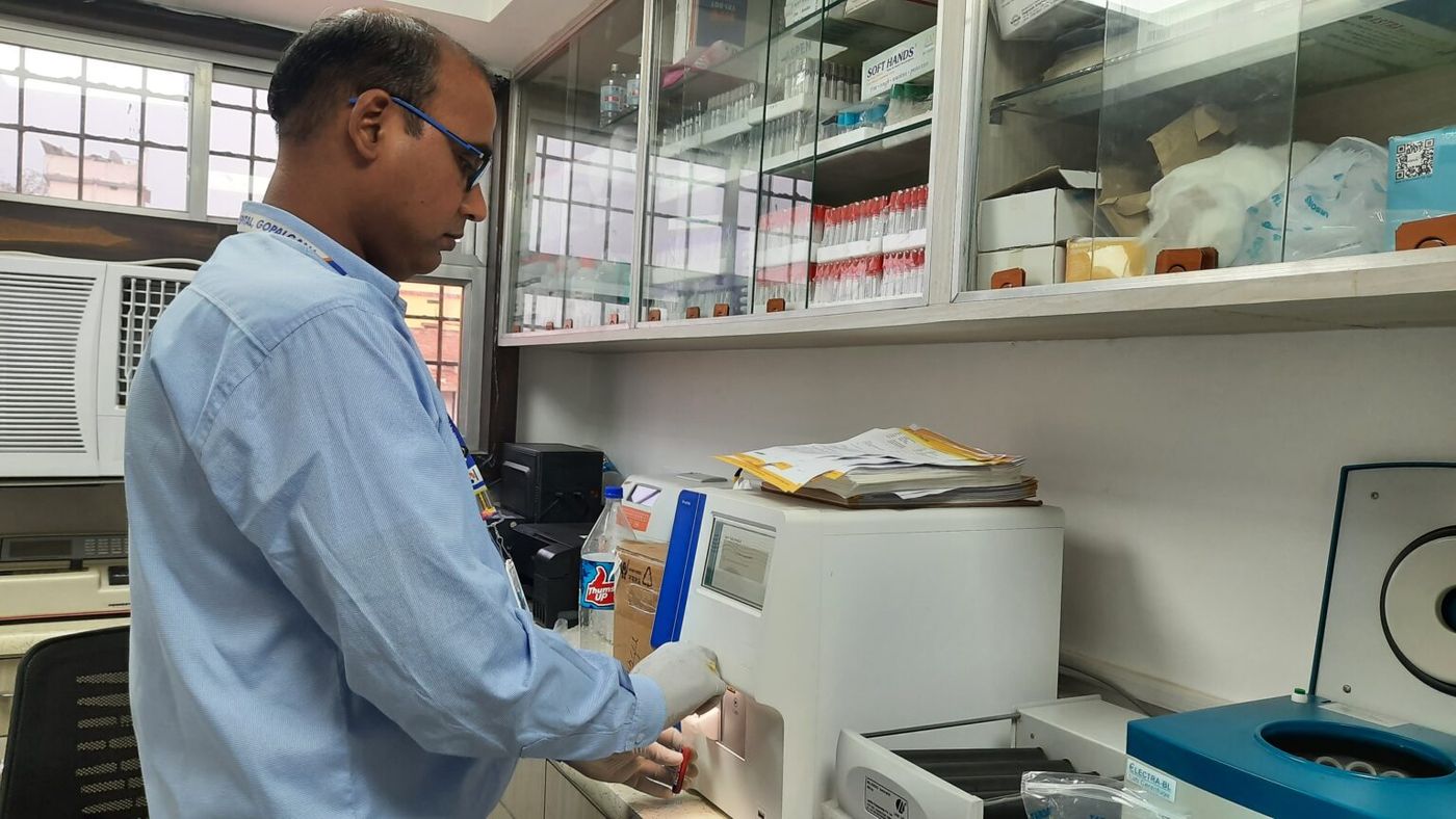 डॉ. आर. के. ठाकुर हॉस्पिटल में हमारी लैब और दवा दुकान का स्टाफ़ काम करते हुए